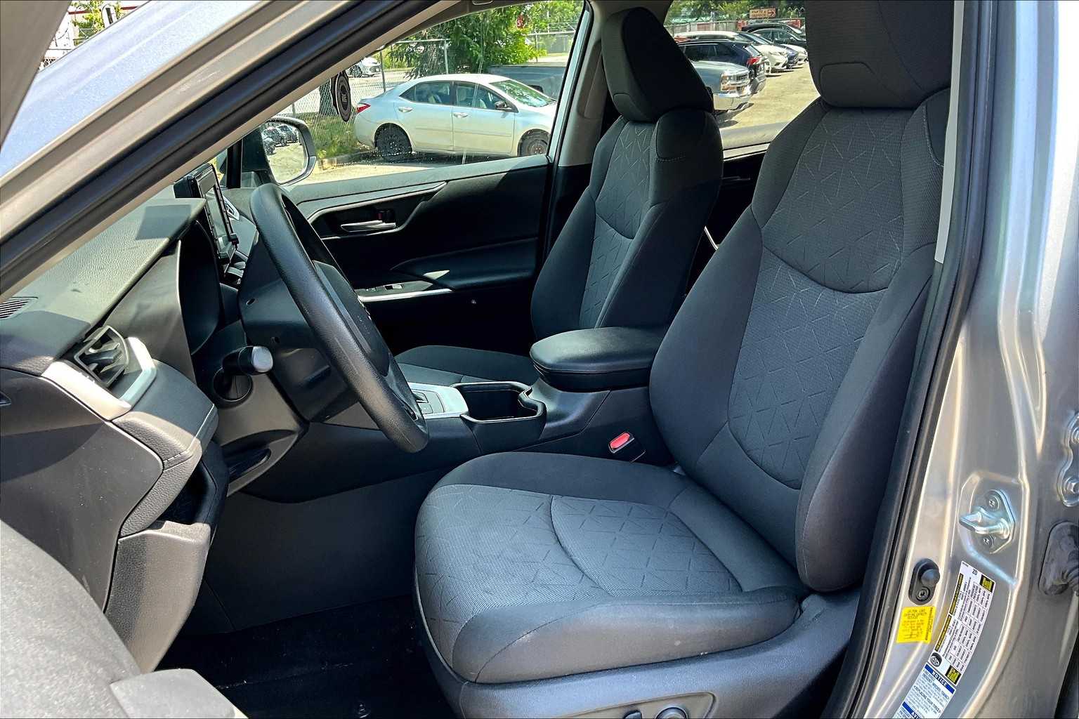 2022 Toyota RAV4 Hybrid XLE photo 4