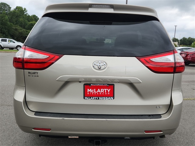 2015 Toyota Sienna LE photo 4