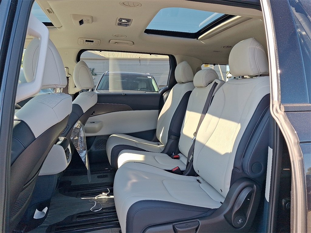 2026 Kia Carnival SX photo 4