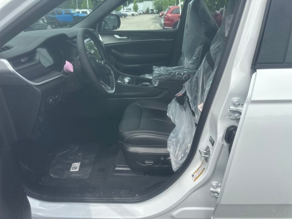 2025 Jeep Grand Cherokee Limited photo 2