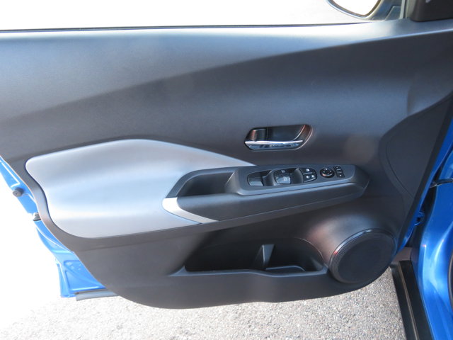 2023 Nissan Kicks SR photo 17