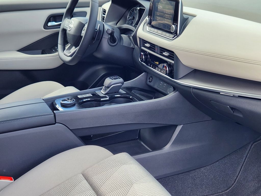 2025 Nissan Rogue SV photo 18