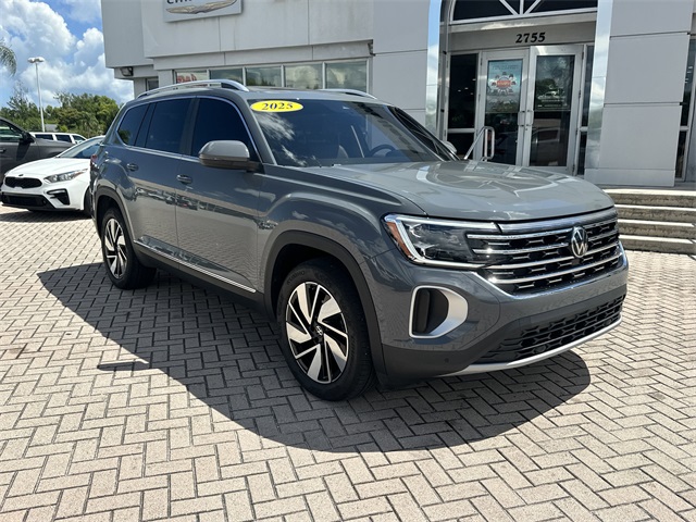 2025 Volkswagen Atlas SEL photo 2