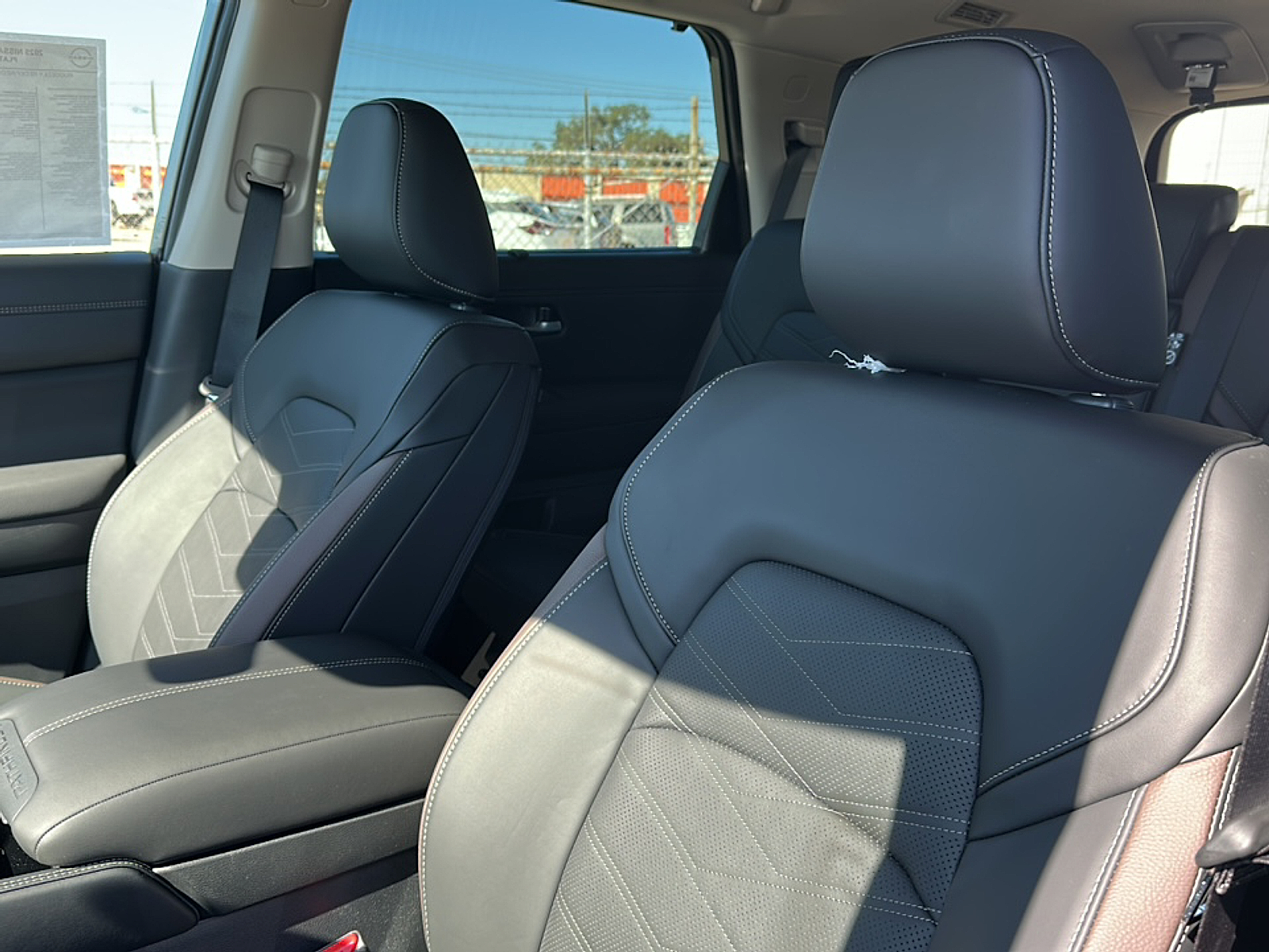 2025 Nissan Pathfinder Platinum photo 3