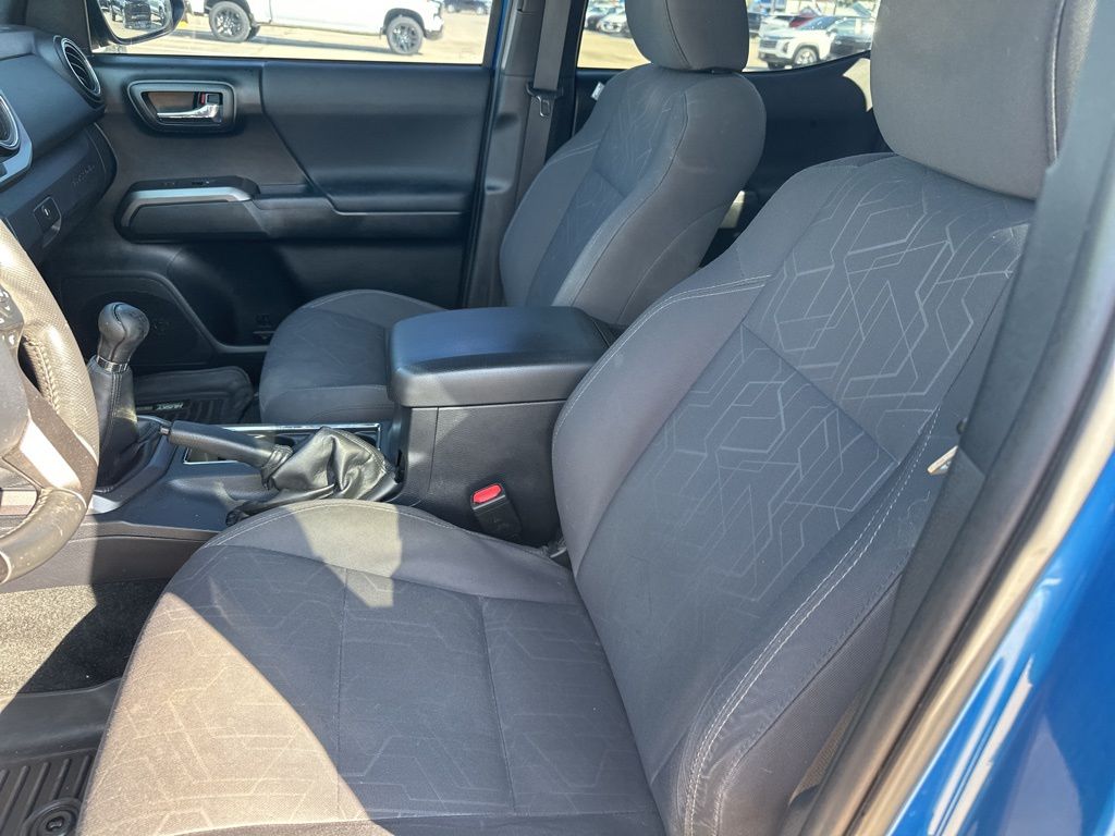 2016 Toyota Tacoma TRD Sport photo 2