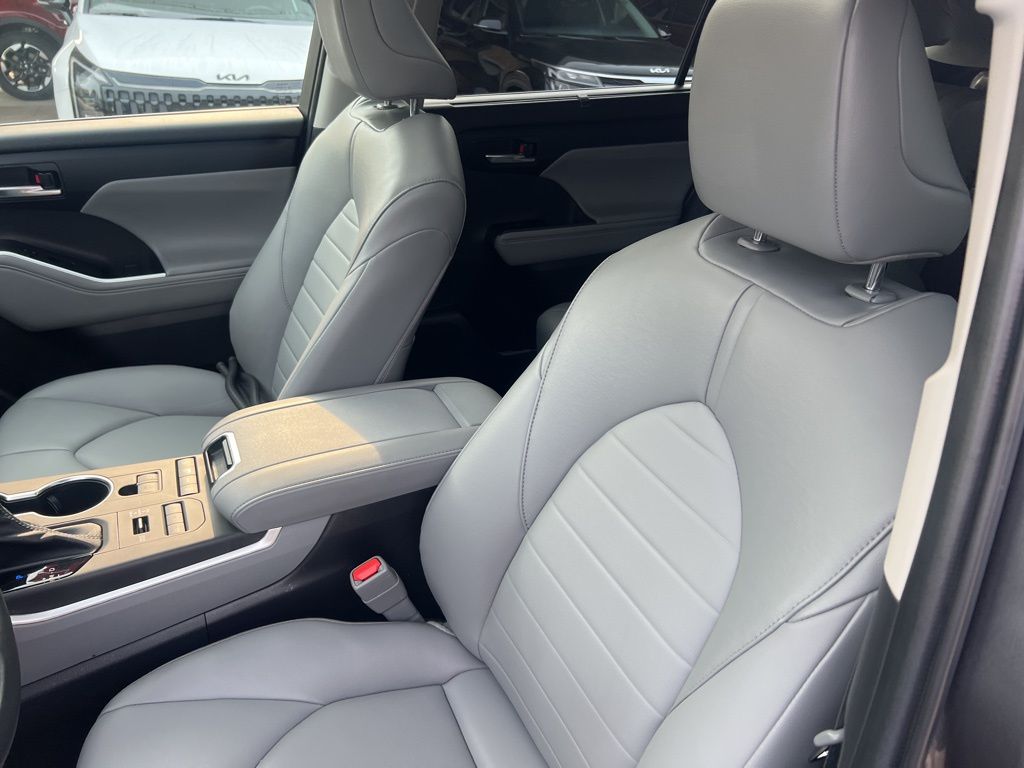 2022 Toyota Highlander XLE photo 5