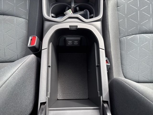 2025 Toyota RAV4 XLE photo 22