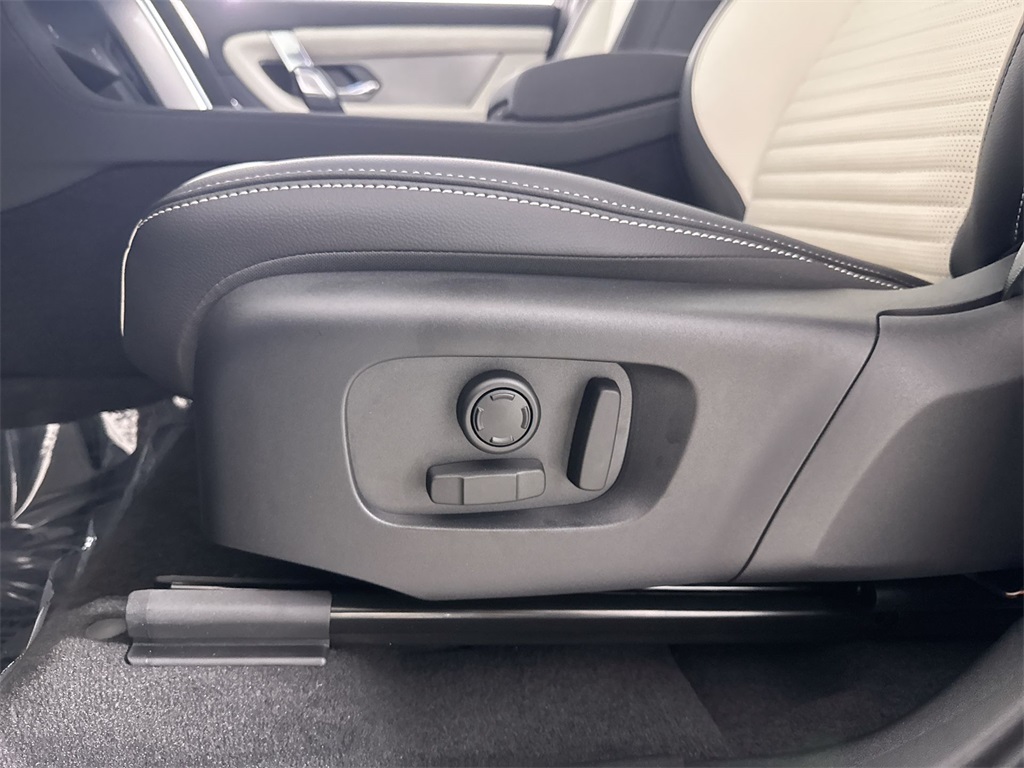 2025 Land Rover Discovery Sport SE photo 11