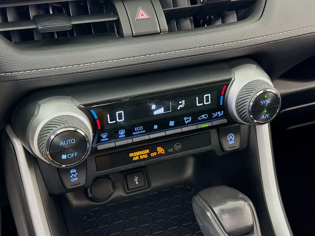 2022 Toyota RAV4 XLE photo 18