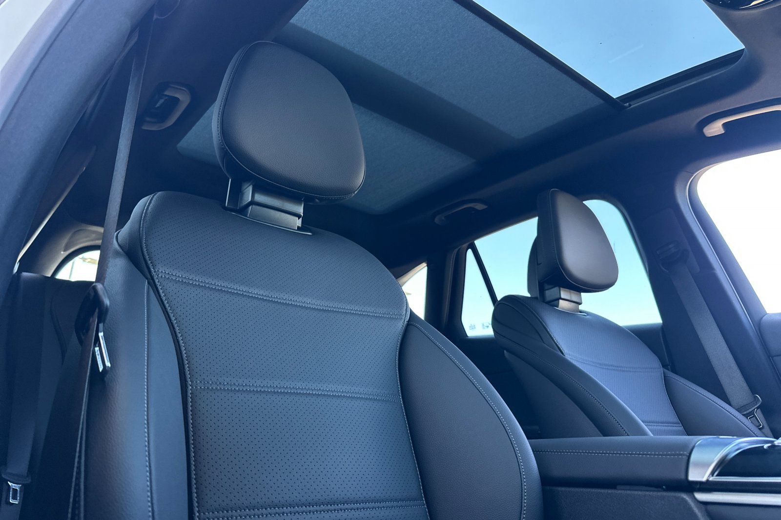 2025 Mercedes Benz GLC 300 4MATIC photo 3
