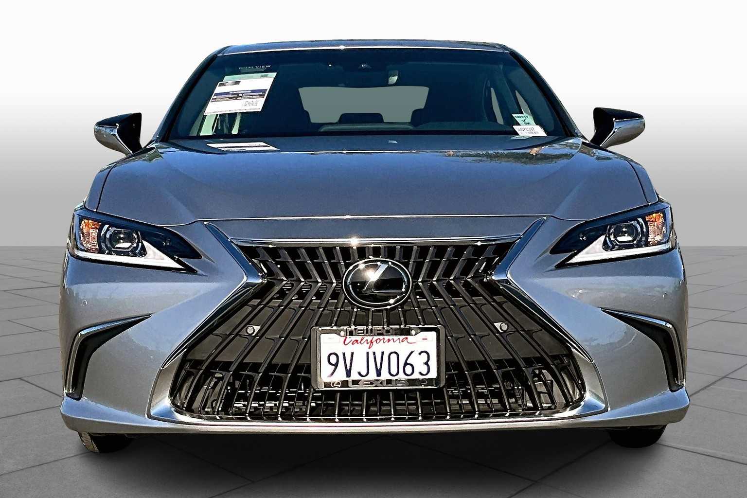 2025 Lexus ES 300h photo 3