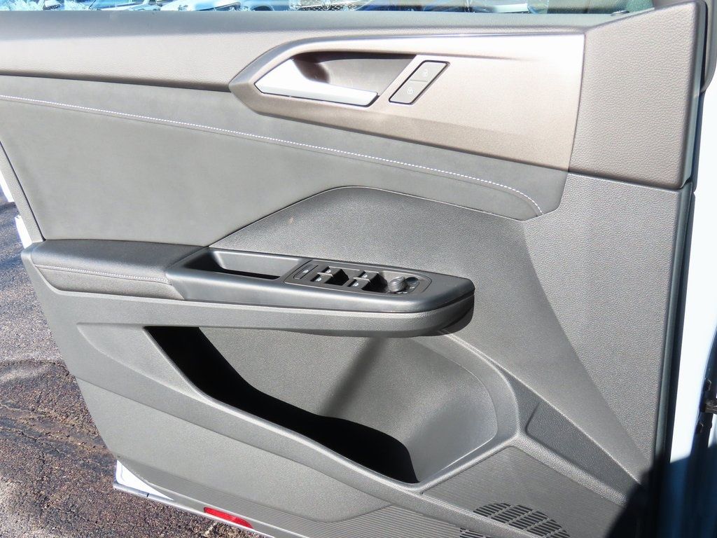 2025 Volkswagen Taos SE photo 32