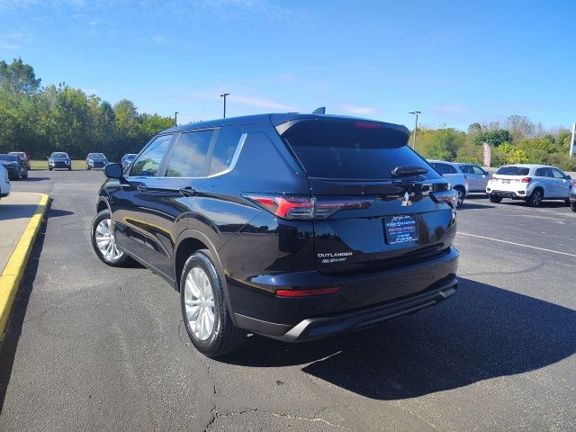2025 Mitsubishi Outlander ES photo 4