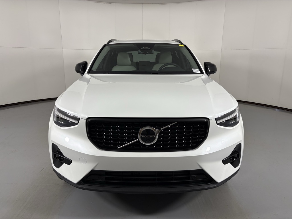 2026 Volvo XC40 AWD photo 3