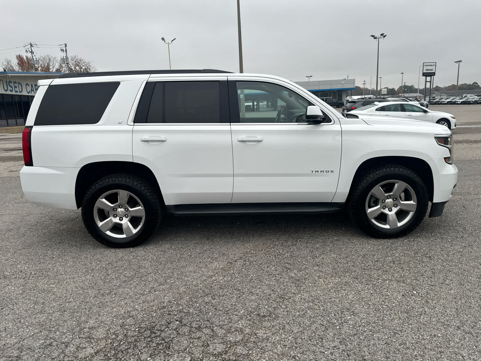 2019 Chevrolet Tahoe LT photo 2