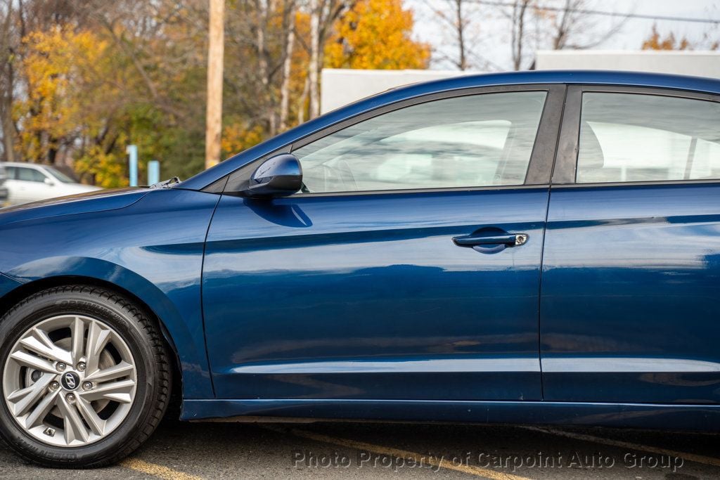 2019 Hyundai Elantra SEL photo 3