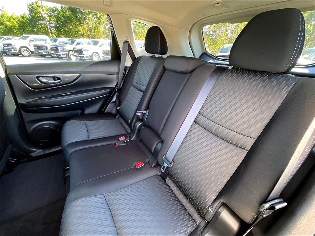 2019 Nissan Rogue SV photo 13