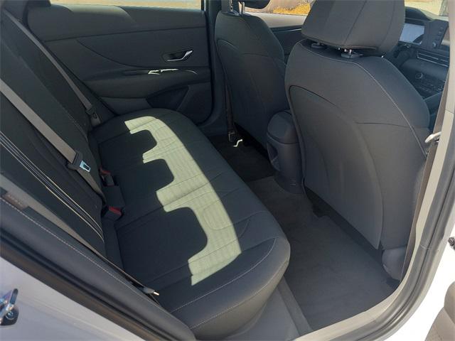 2025 Hyundai Elantra SEL Sport photo 17