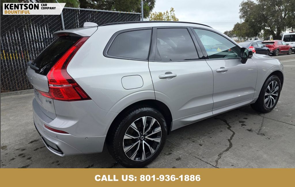 2025 Volvo XC60 B5 Plus photo 2