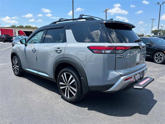 2024 Nissan Pathfinder Platinum photo 3