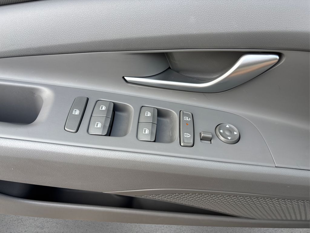 2024 Hyundai Elantra SEL Convenience photo 28