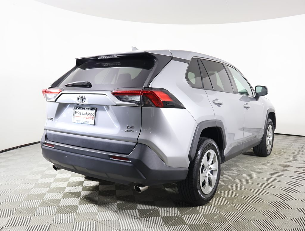 2022 Toyota RAV4 LE photo 5