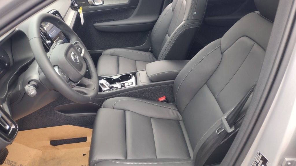 2025 VOLVO XC40 - Image 12