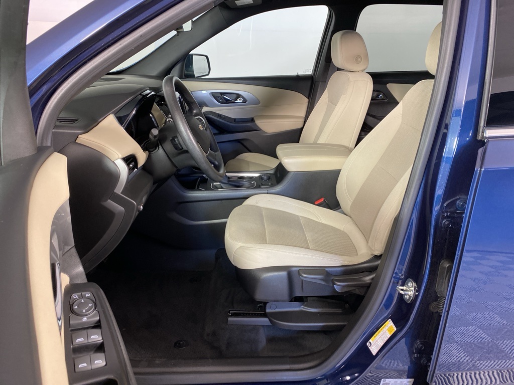 2023 Chevrolet Traverse LS photo 3