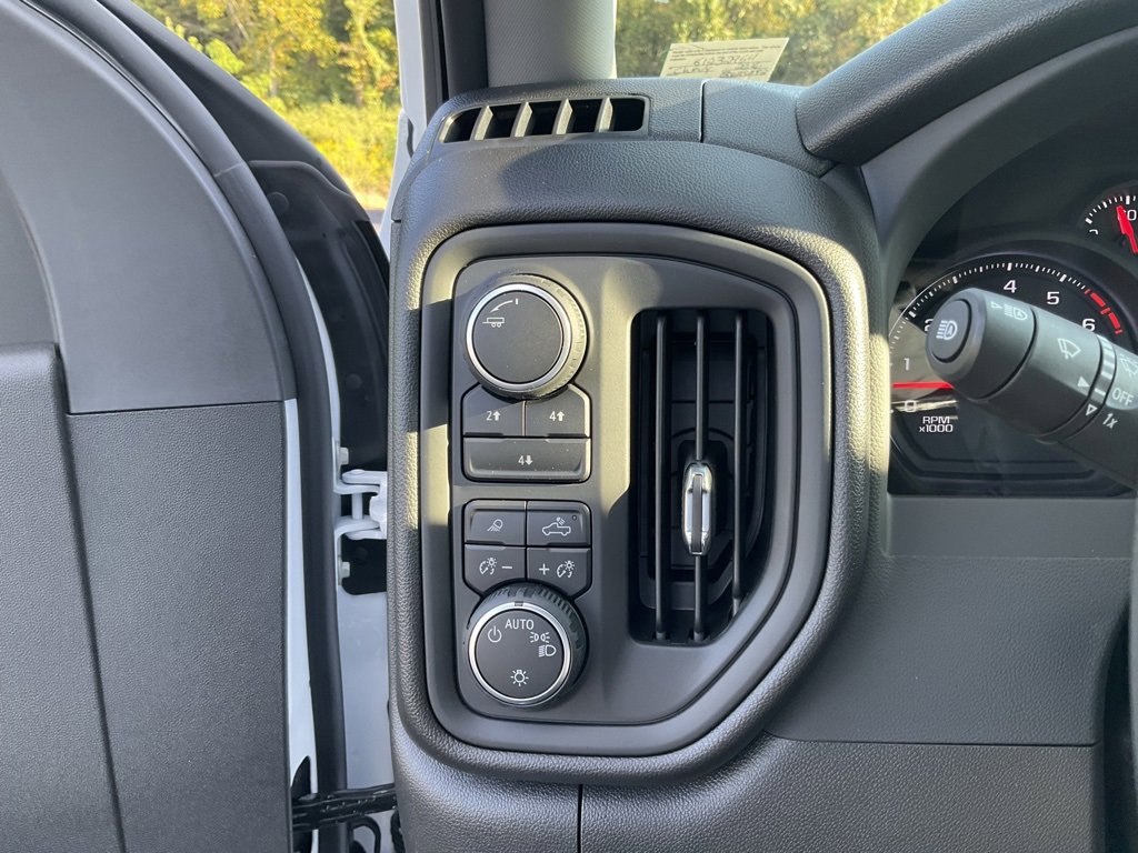 2025 Chevrolet Silverado 2500HD Custom photo 7