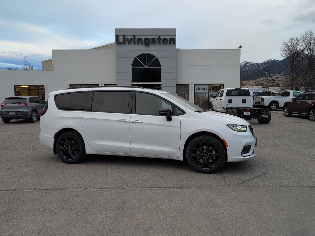 2026 Chrysler Pacifica Limited's photo