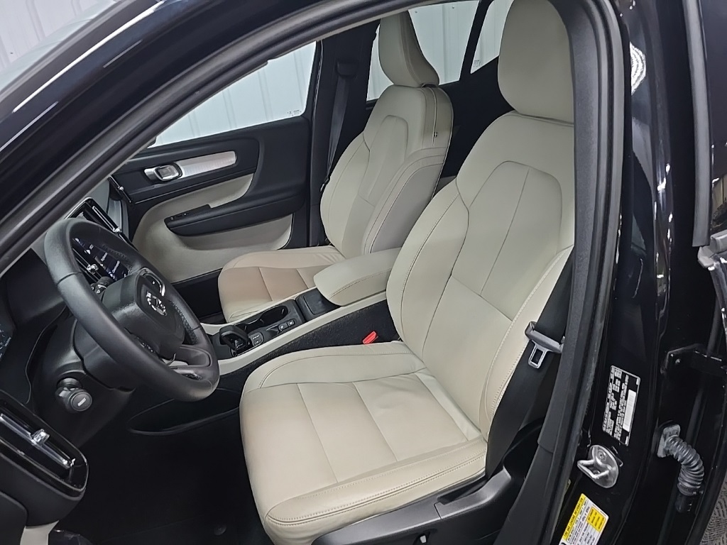 2022 Volvo XC40 Momentum photo 28