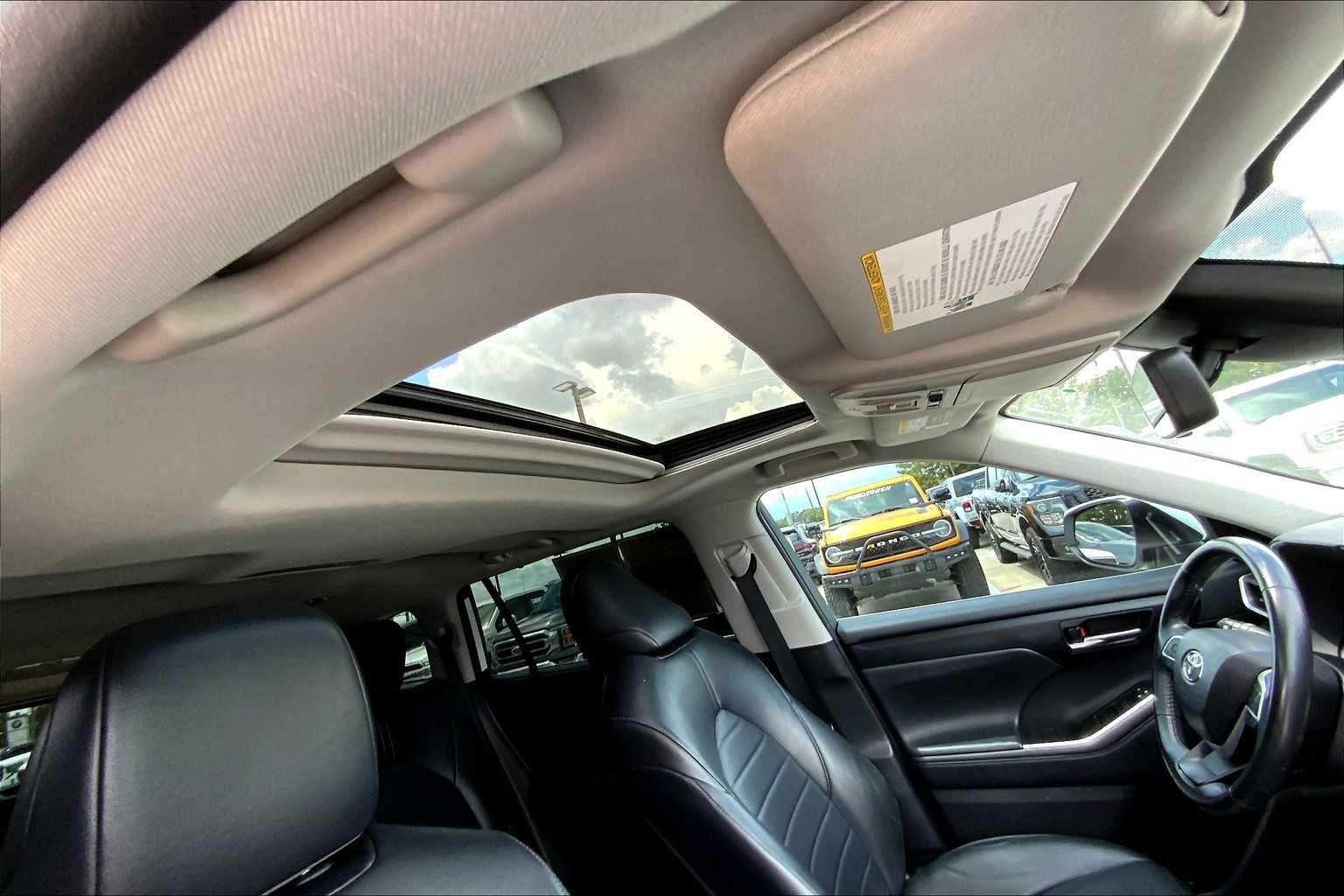 2022 Toyota Highlander XLE photo 12