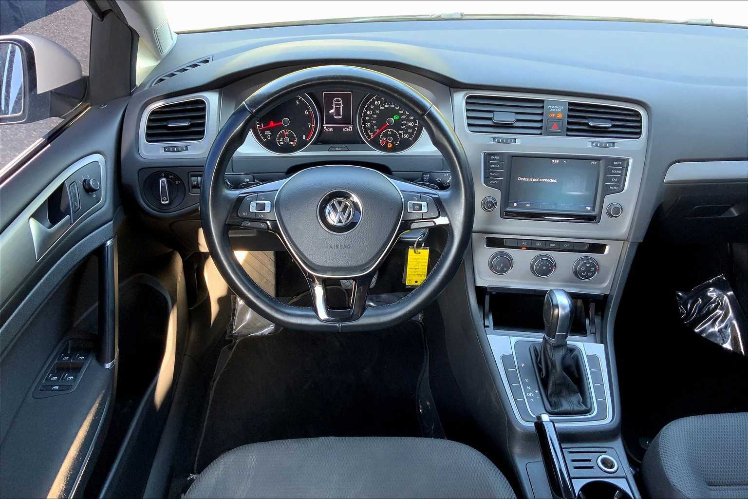 2017 Volkswagen Golf S photo 5