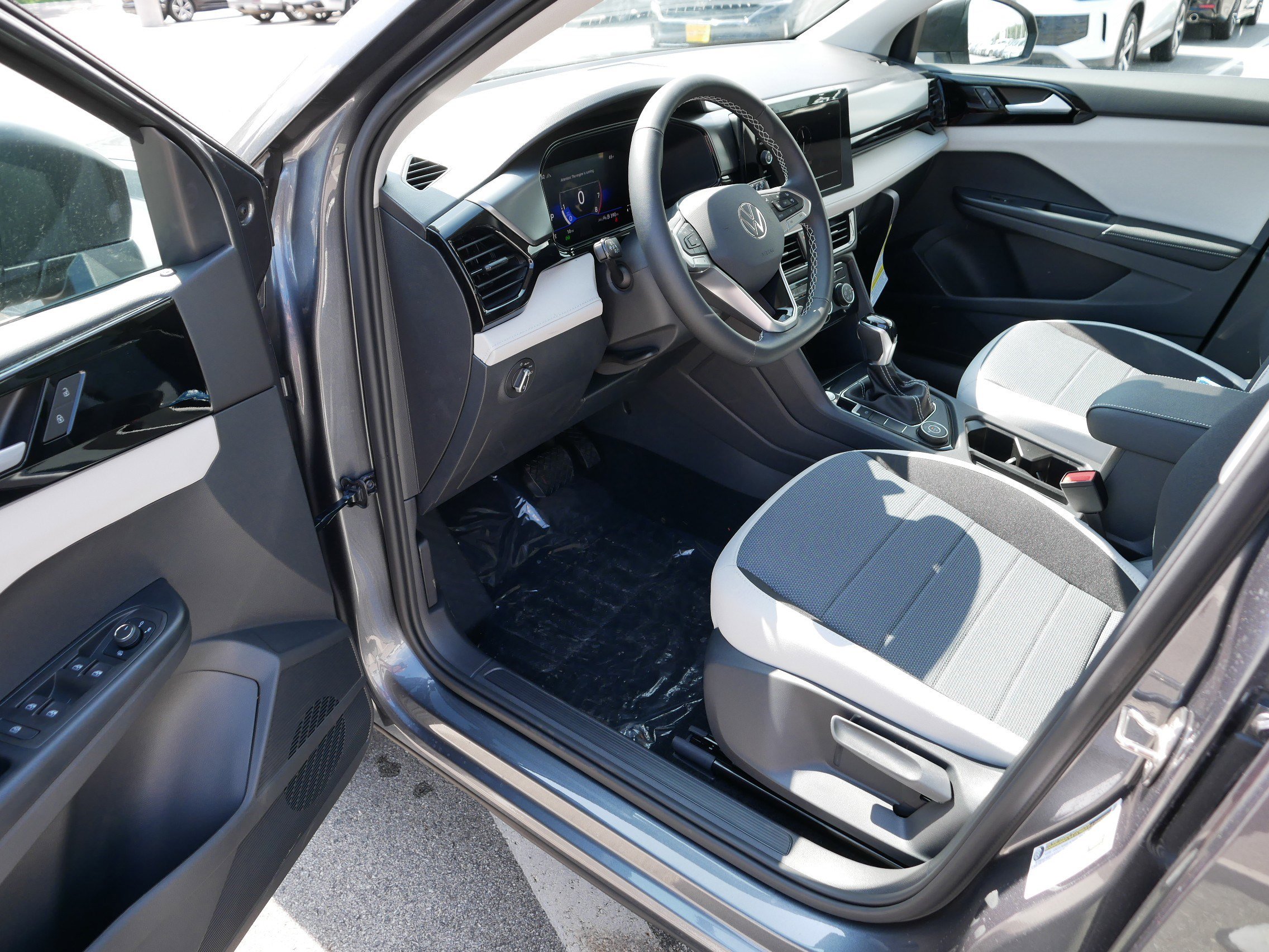 2025 Volkswagen Taos S photo 4