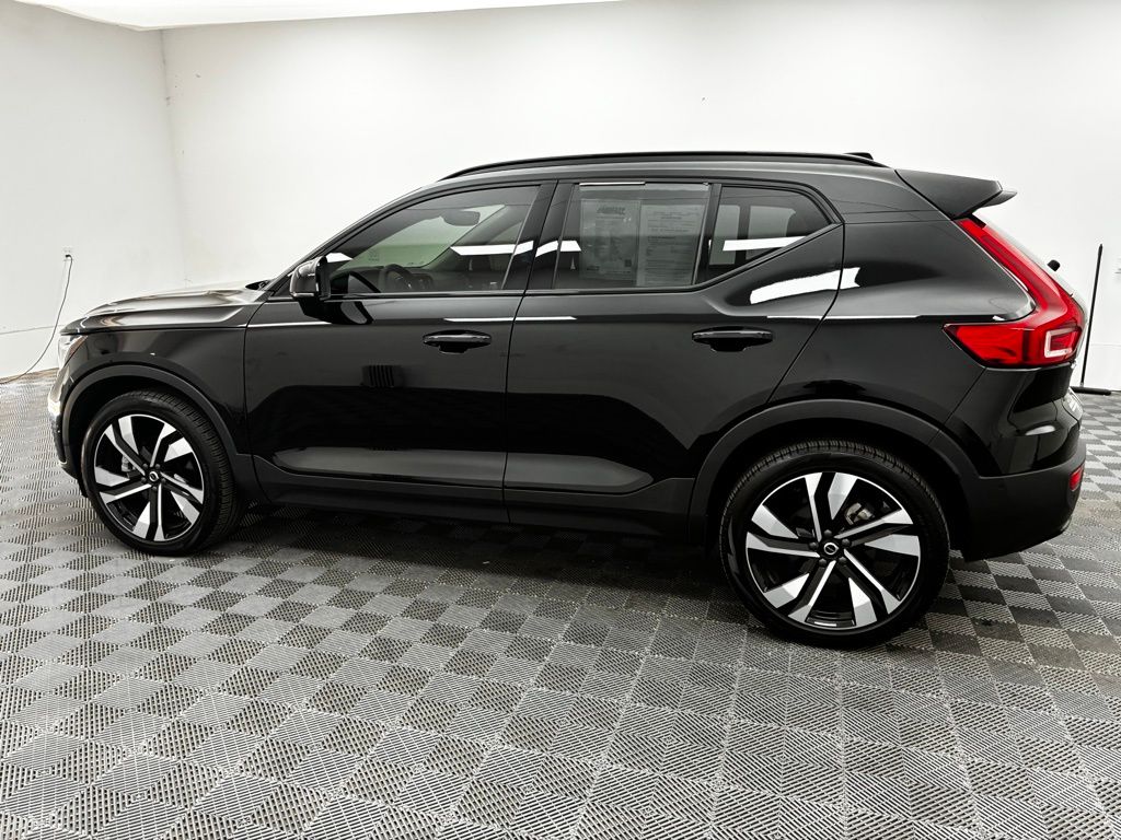 2023 Volvo XC40 Plus photo 2