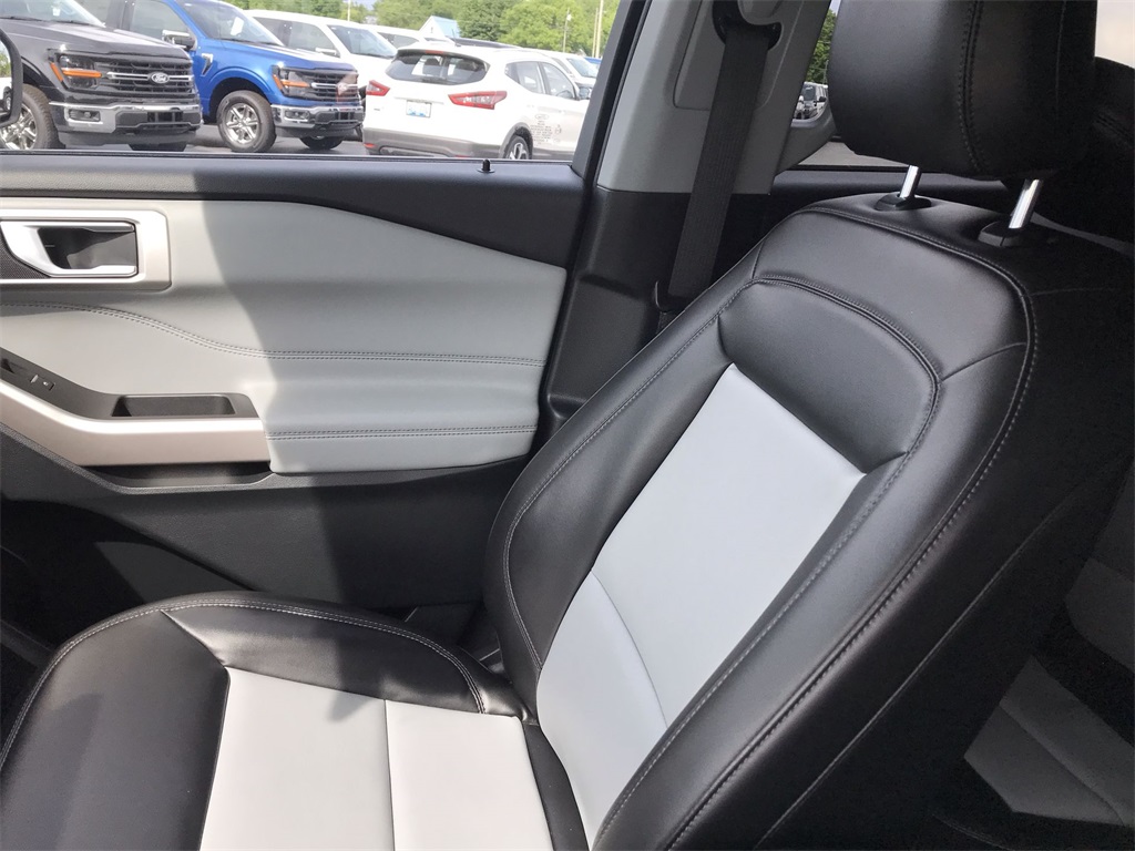 2023 Ford Explorer XLT photo 24