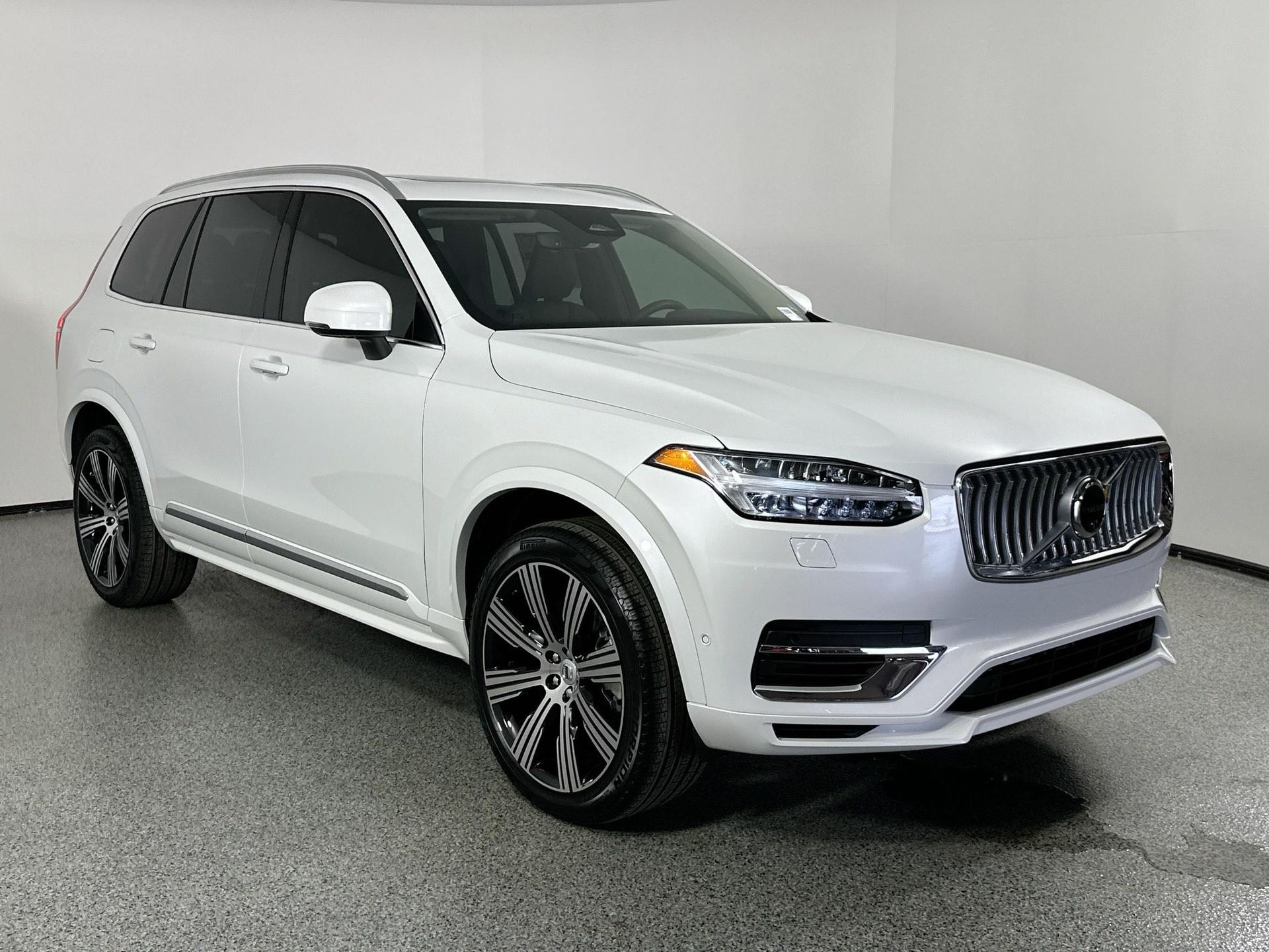 2025 Volvo XC90 T8 AWD Plus photo 3