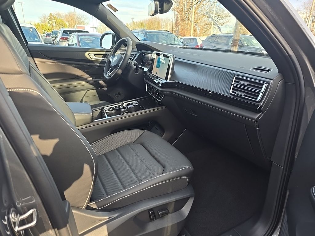 2025 Volkswagen Atlas Cross Sport SEL R-Line photo 16