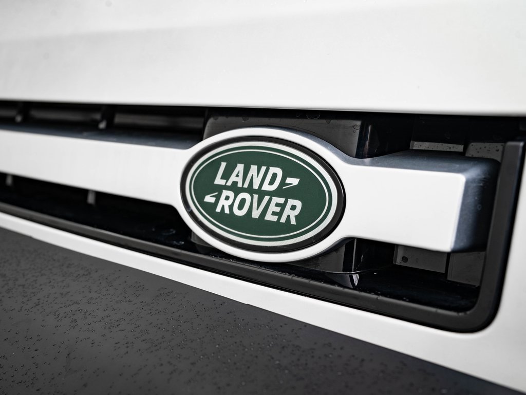 2024 Land Rover Defender 110 S photo 3