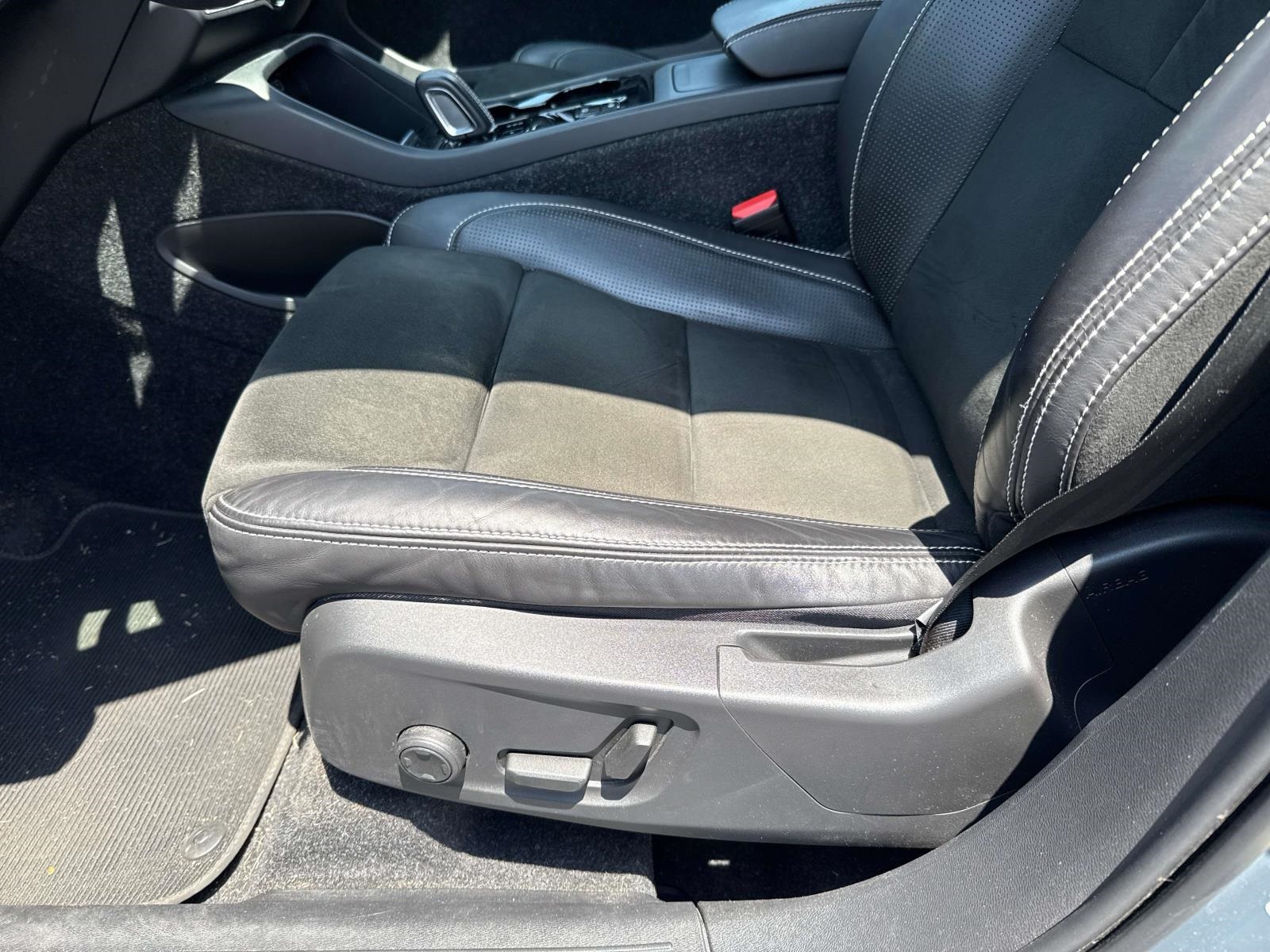 2021 Volvo XC40 R-Design photo 16