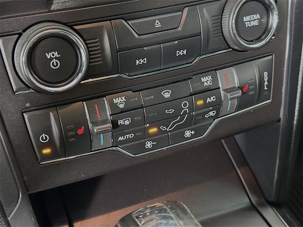 2016 Ford Explorer XLT photo 14