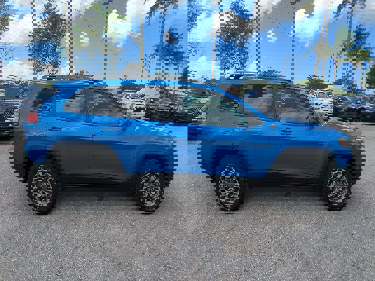 2020 Jeep Cherokee Trailhawk photo 2