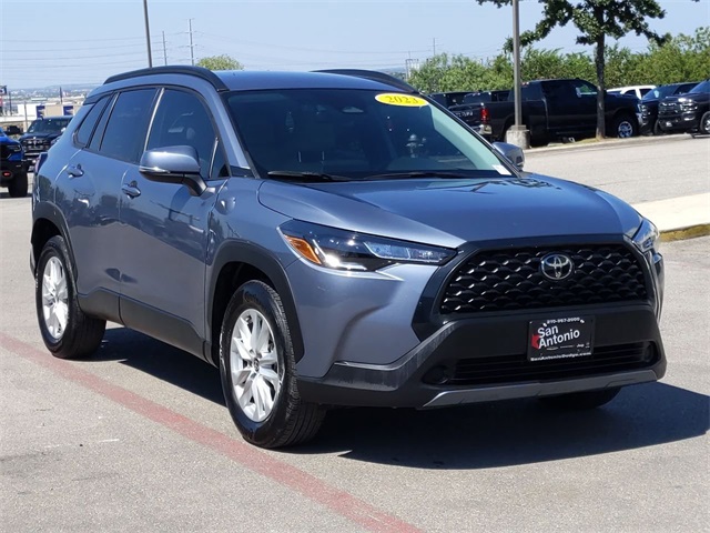 2023 Toyota Corolla Cross LE photo 2