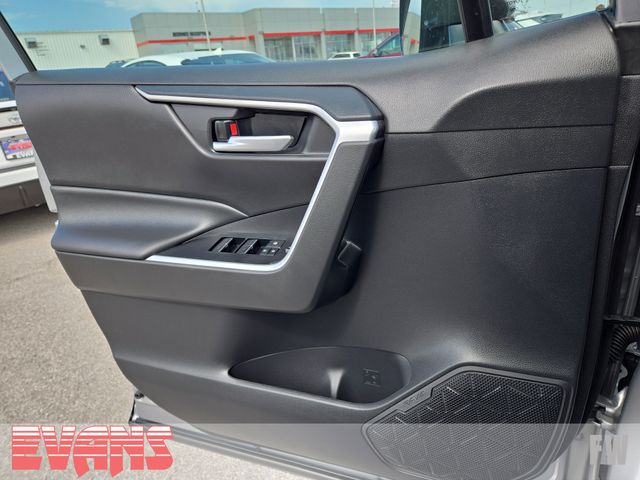 2025 Toyota RAV4 Hybrid XLE photo 14