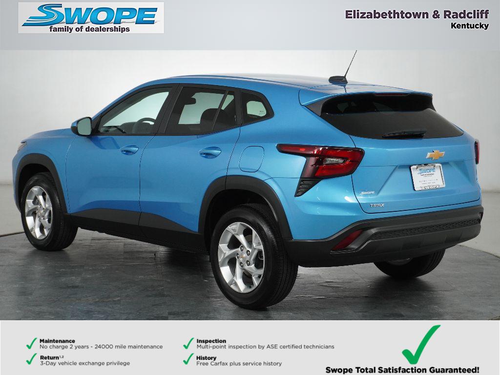 2025 Chevrolet Trax LS photo 4