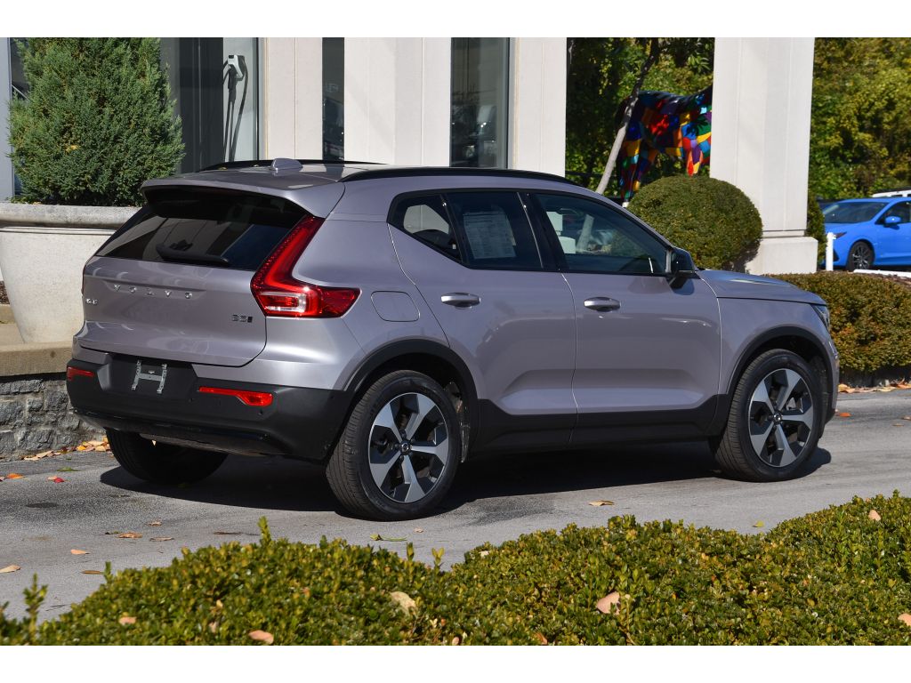 2026 Volvo XC40 Plus photo 4