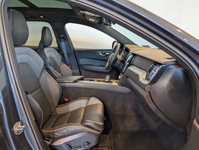 2022 Volvo XC60 R-Design photo 29