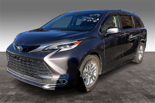 2023 Toyota Sienna Platinum's photo