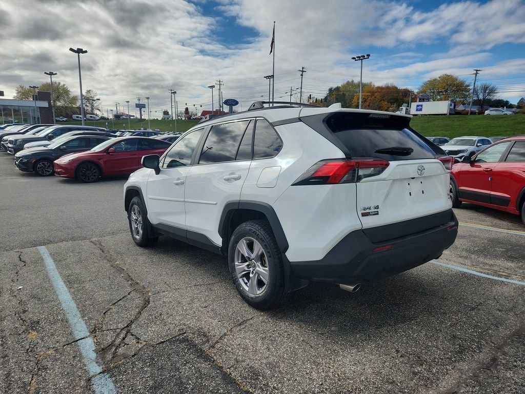 2023 Toyota RAV4 XLE photo 2
