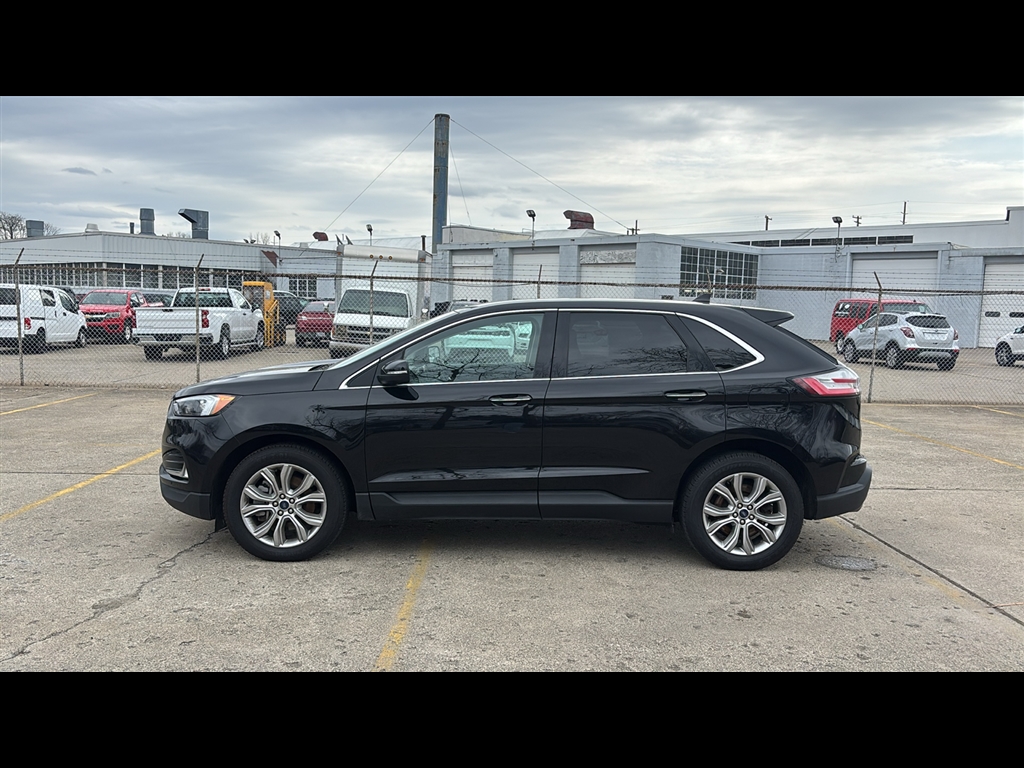 2022 Ford Edge Titanium photo 2
